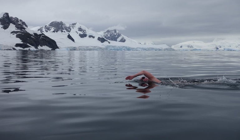 Соревнования по ледяному плаванию